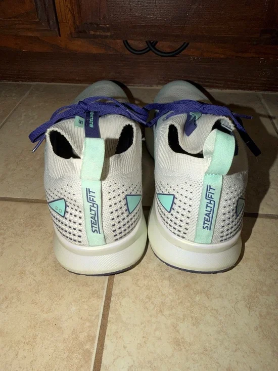 Brooks Women's Levitate Running Shoe - Mint and Purple Accents Sz 10 - Picture 5 of 9